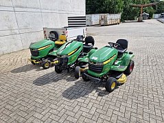 Drei defekte Rasentraktoren
