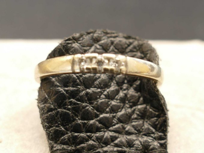 3 Goldringe_ 1 Ring mit drei eingefassten Steinen_ Vorderansicht