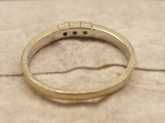 3 Goldringe_ 1 Ring mit drei Steinen_ Ansicht auf Rückseite