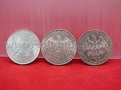 Gesamtansicht der Münzen von vorne