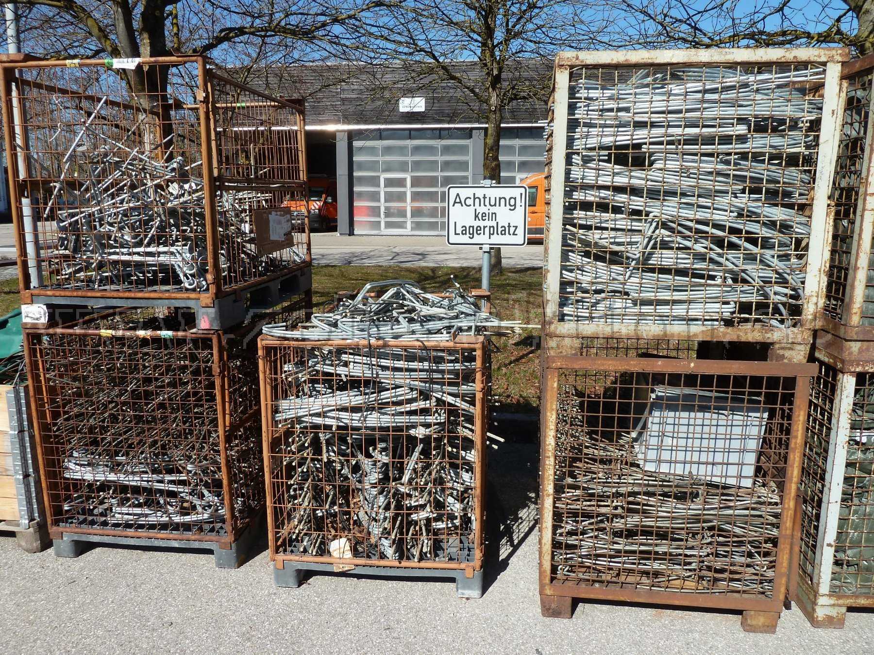5 Kisten mit Haken