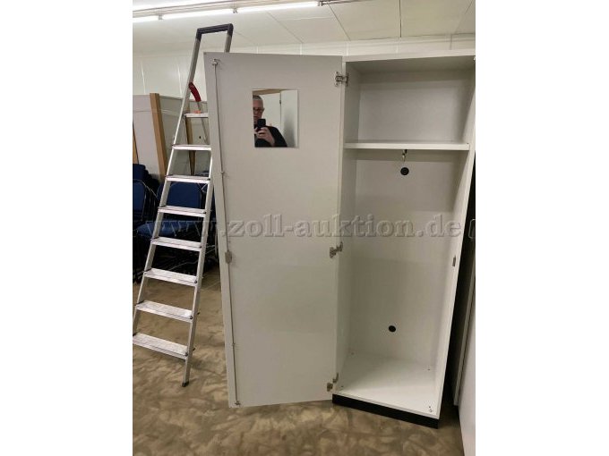 Kleiderschrank offen