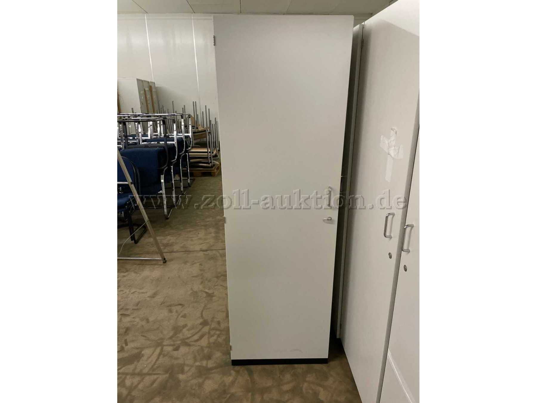 Kleiderschrank offen