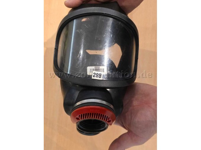 Atemschutzmaske Auer 3 SP-F Frontansicht, große Scheibe, untenliegender Anschluss und interne Nummer