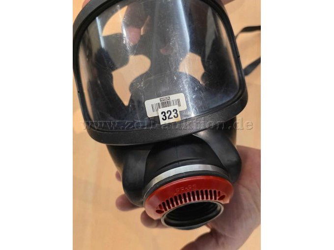 Atemschutzmaske Auer 3 SP-F Frontansicht, große Scheibe, untenliegender Anschluss und interne Nummer 323