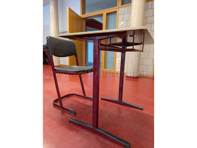 Tisch und Stuhl Seitenansicht