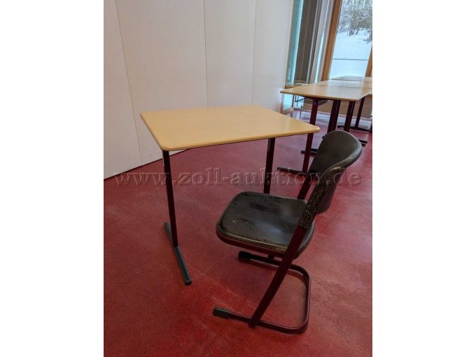 Tisch und Stuhl herausgeschoben