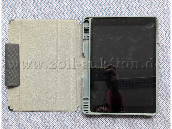 iPad7 geöffnet mit Hülle Vorderseite (Beispielbild)