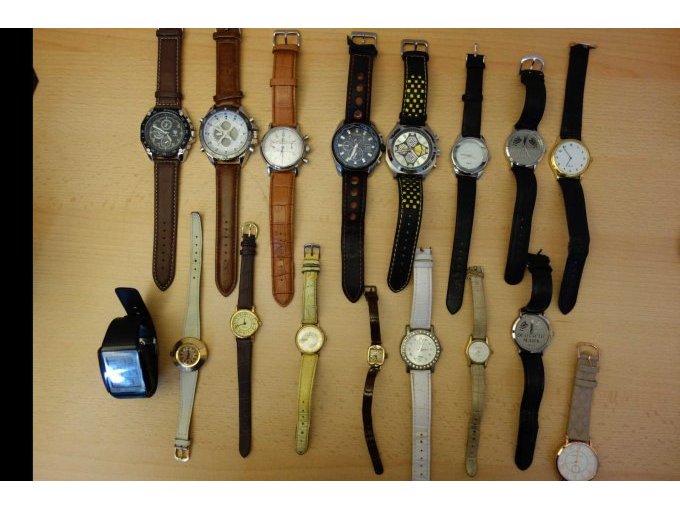 Armbanduhren mit lederähnlichen Armbändern