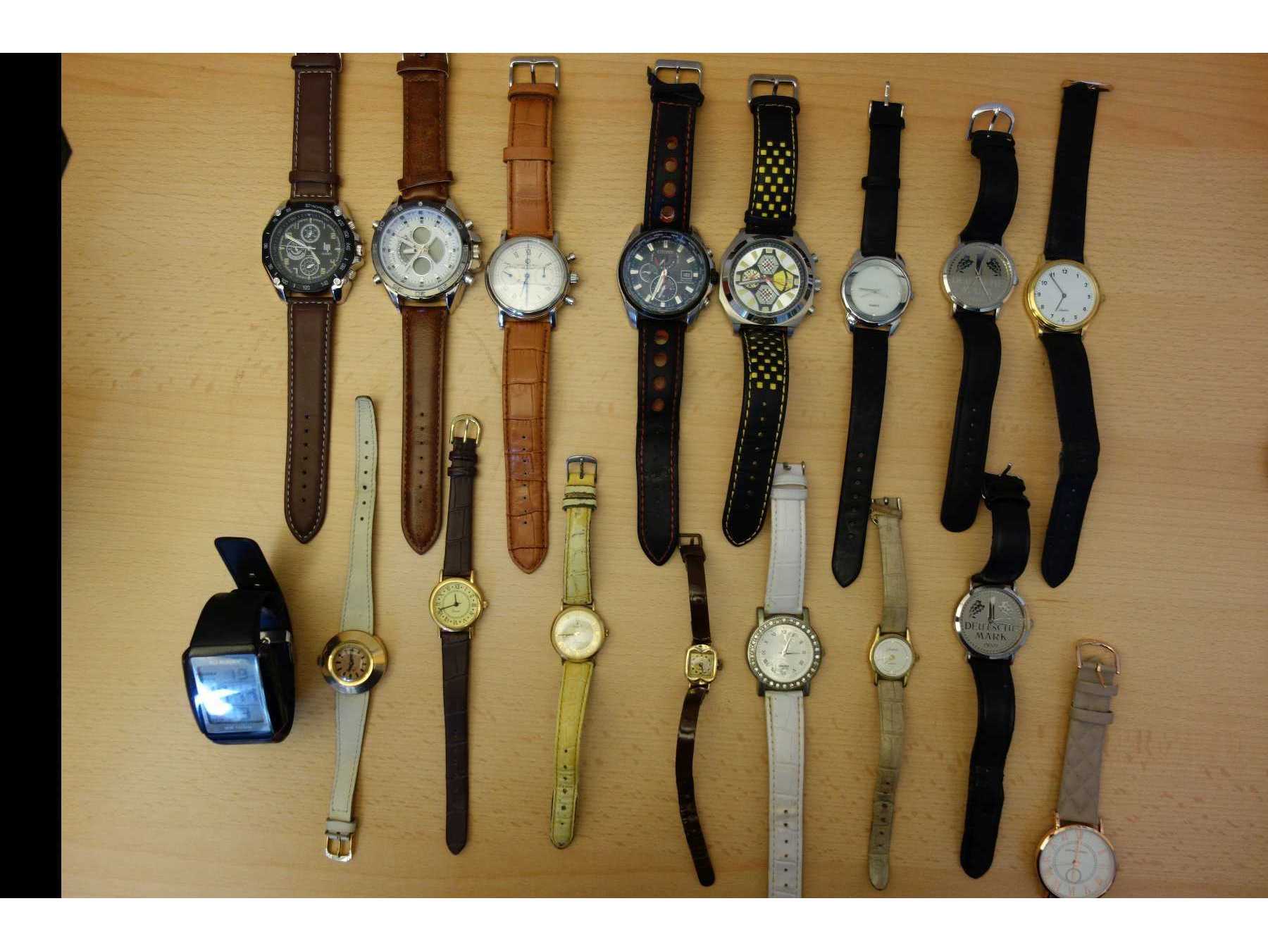 Armbanduhren mit lederähnlichen Armbändern