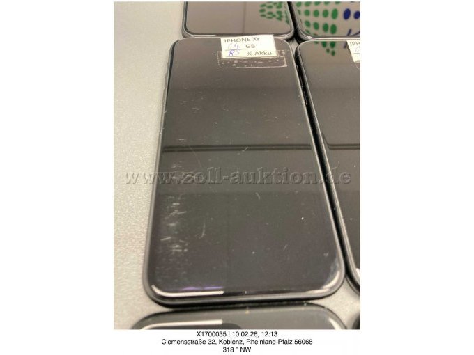 Großflächige Kratzer auf dem ganzen Display.