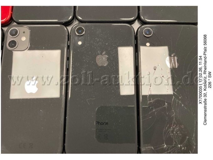 Rechts: Glasrückseite ist gesprungen.
Links und Mitte: Punktuelle Beschädigungen auf der kompletten Glasrückseite.