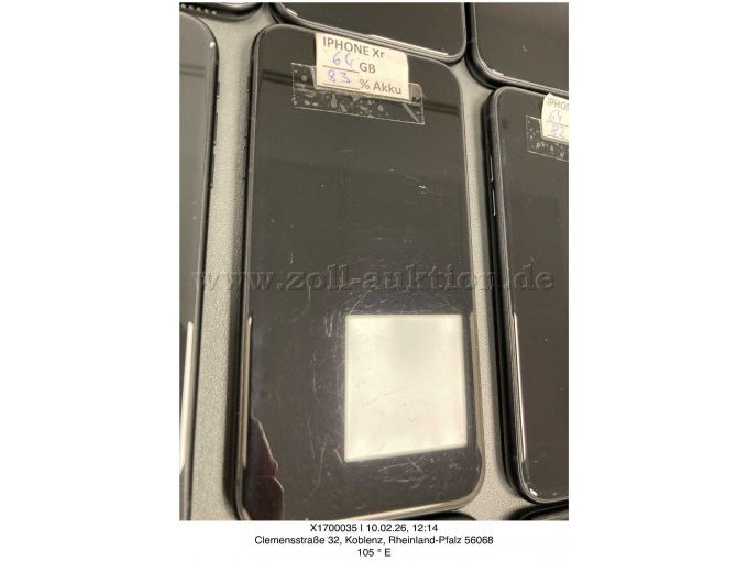 Großflächige Kratzer auf dem ganzen Display.