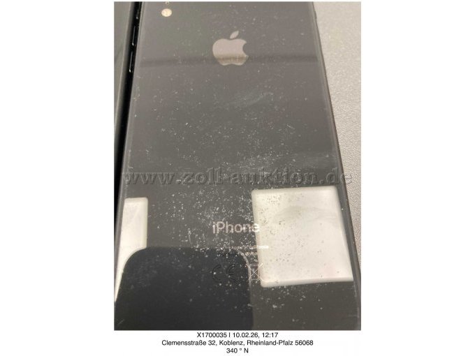 Punktuelle Beschädigungen auf der kompletten Glasrückseite.