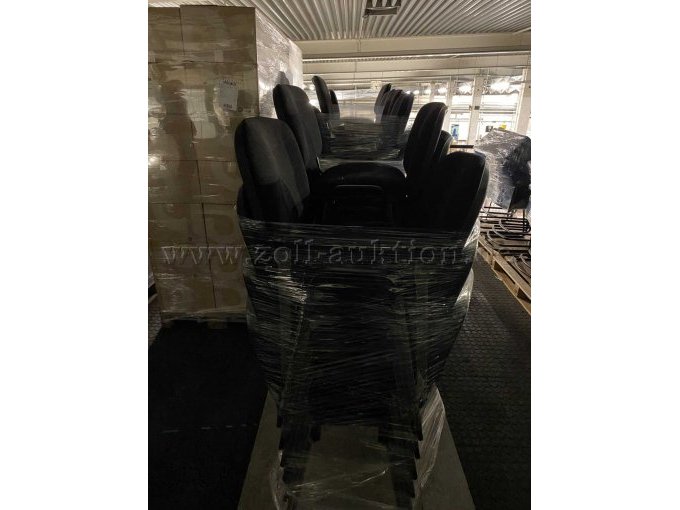 Polsterstühle gestapelt und palettiert