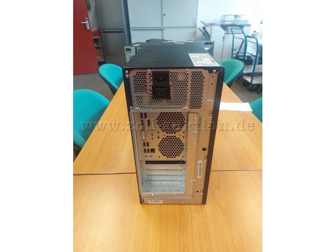 Fujitsu Esprimo P957/E90+ - Rückansicht