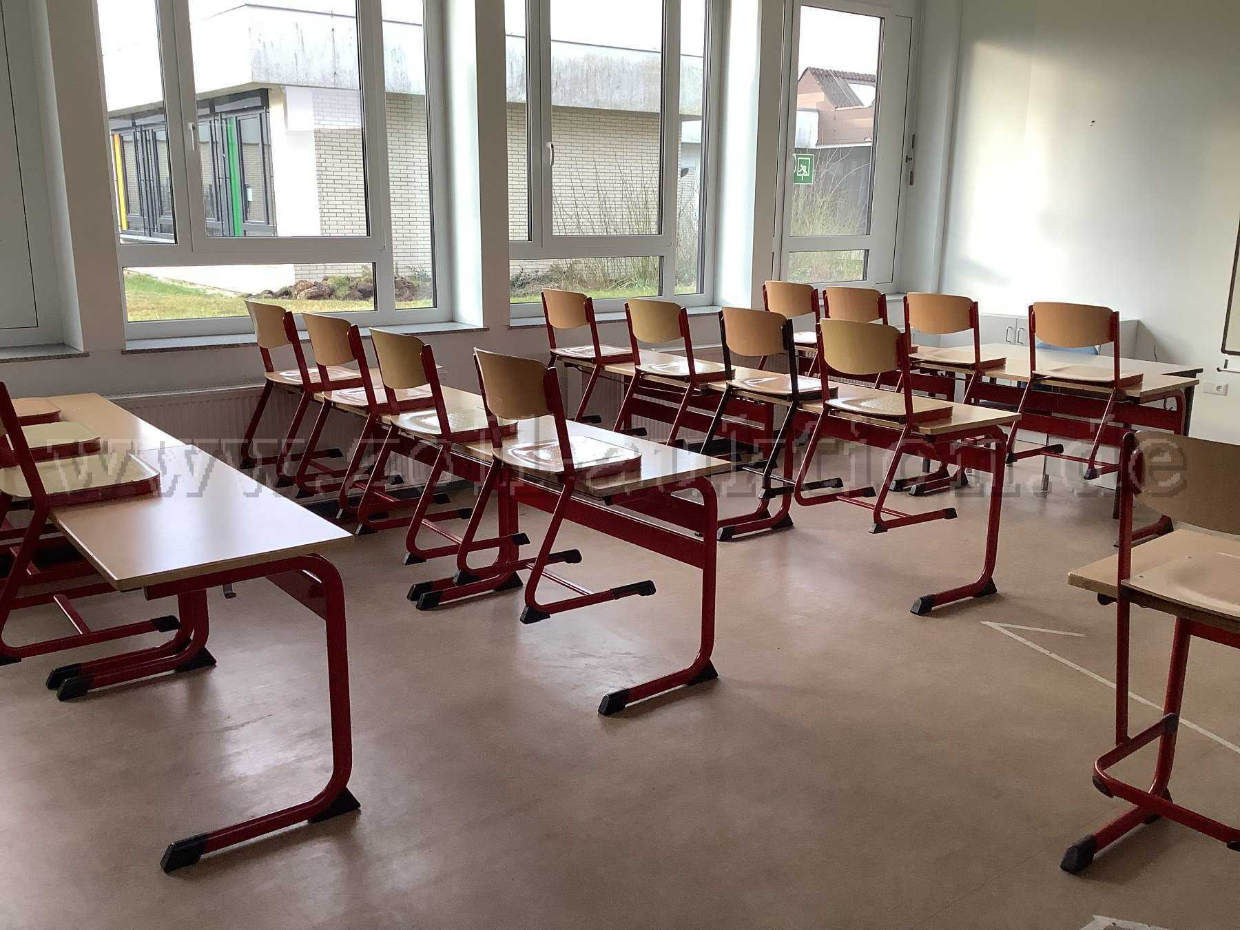 15 Tische und 30 Stühle