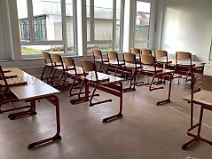 15 Tische und 30 Stühle