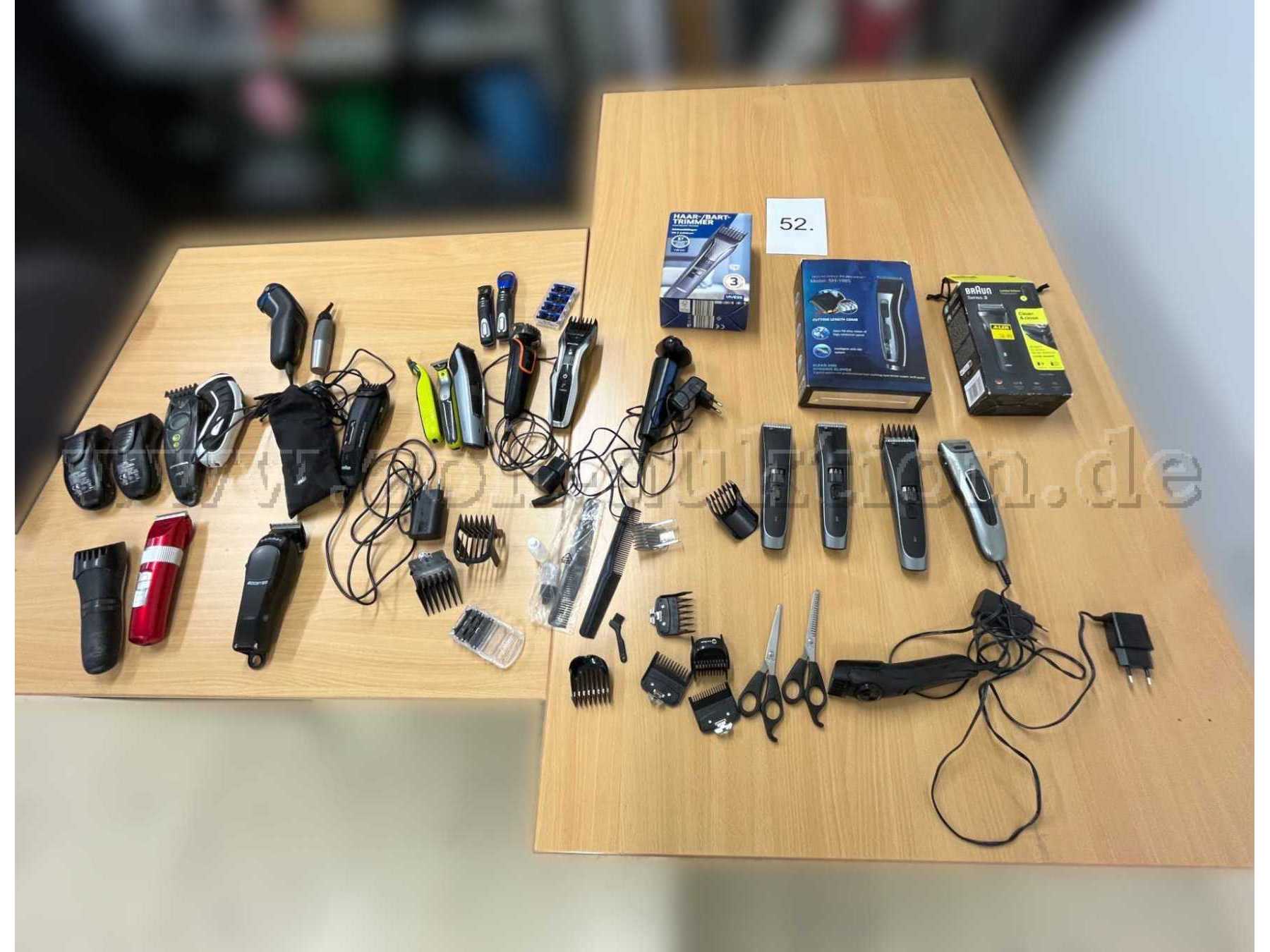 26 gut erhaltene Eletro-Rasierer (Bart- und Kopfhaare), davon drei in Originalverpackung. 10 Rasierer sind mit Ladegerät, die restlichen 16 sind ohne Ladegerät. Neun neuwertige Zubehörteile zusätzlich