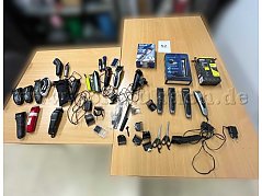 26 gut erhaltene Eletro-Rasierer (Bart- und Kopfhaare), davon drei in Originalverpackung. 10 Rasierer sind mit Ladegerät, die restlichen 16 sind ohne Ladegerät. Neun neuwertige Zubehörteile zusätzlich