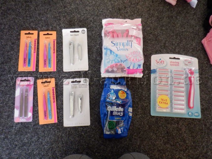 Rasierer, Pinzetten und Nagelknipser