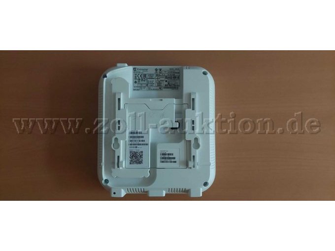 Unterseite des Gerätes: Befestigungspunkte für Wand- oder Deckenmontage, Anschlüsse für Stromversorgung (PoE) und Netzwerkkabel.