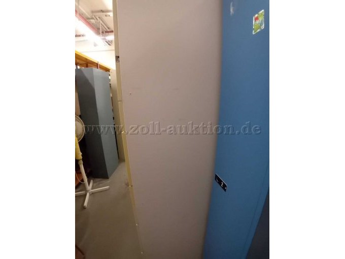 Weitere Löcher und leichte Abnutzungsspuren an der Seitenwand.