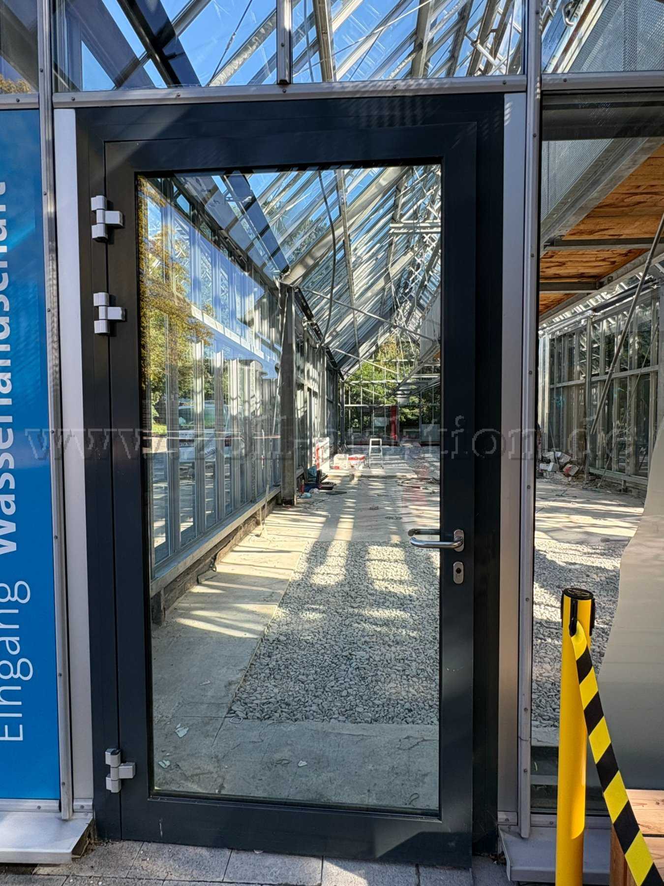 4 Aluminium-Türen mit Glasausschnitt inkl. Rahmen