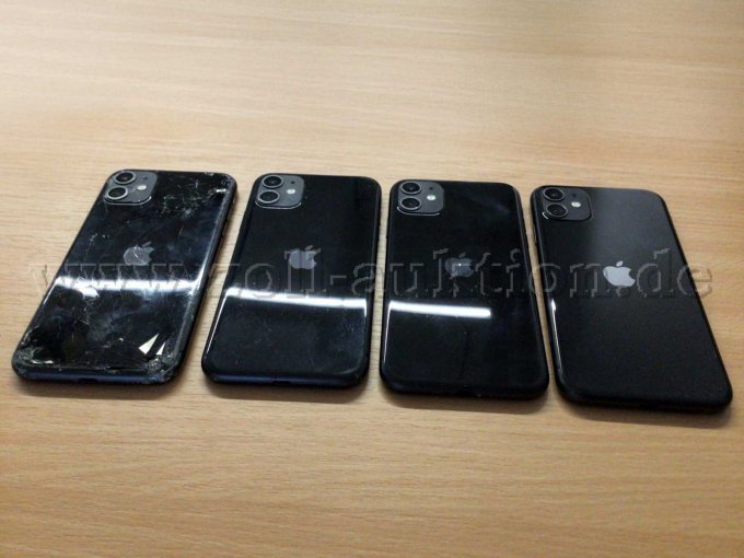 Rückseite der Apple iPhones 11 mit den Kratzern/Schäden. Linkes Gerät hat einen Backcoverschaden.