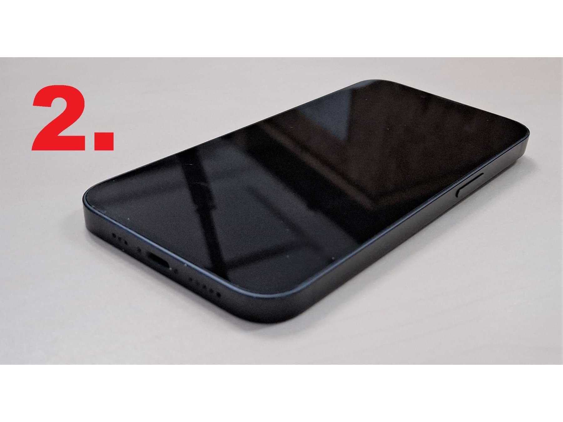 2. iPhone 13, Display