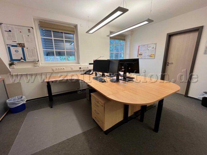 Schreibtisch Vorderansicht Plattenvertiefung links