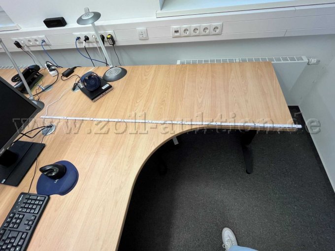 Schreibtisch maximale Tiefe 1,6m (1)