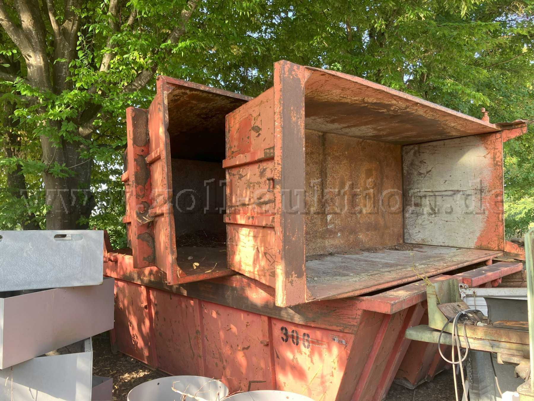 Schrägansicht von links in die Container