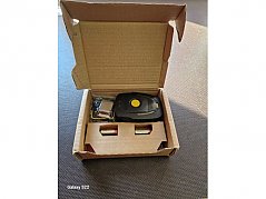 Sein robustes Design ist für die Verwendung unter extremen Einsatzbedingungen, wie zum Beispiel Hitze und Rauch, ausgelegt. Er ist nach IP 67 staub- und spritzwassergeschützt und gemäß EN 137:2008, Te