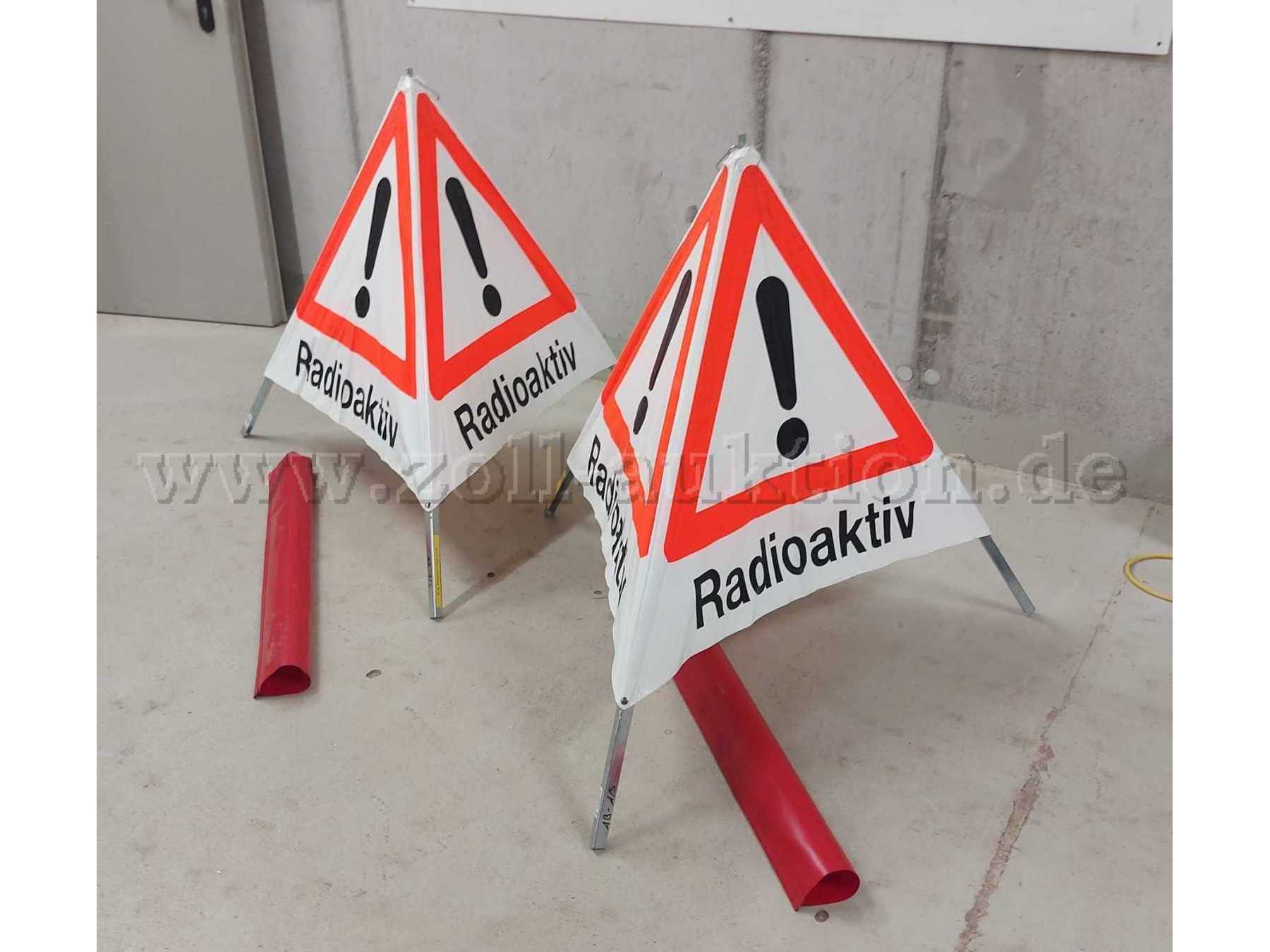 Faltsignale mit Ausrufezeichen und Beschriftung "Radioaktiv" Ansicht aufgestellt