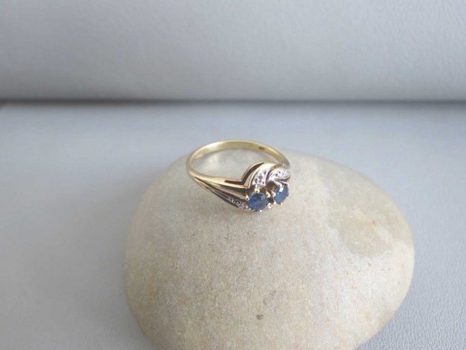 Ring blaue und helle Steine