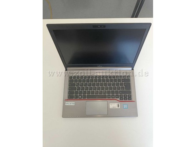 Notebook aufgeklappt.