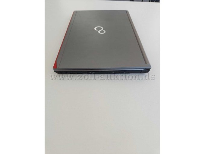 Notebook rechte Seite mit Schnittstellen.