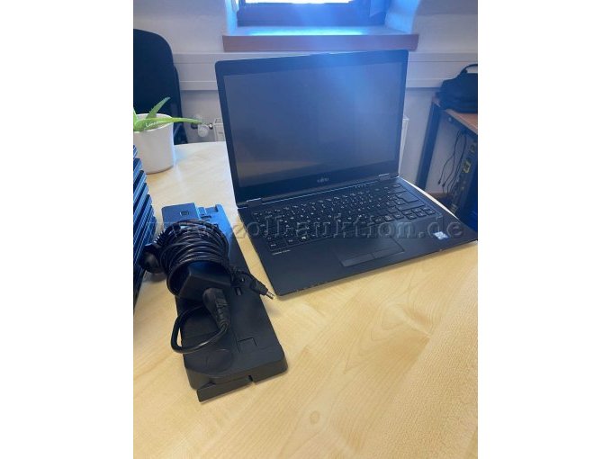 Einer der vier Laptops inkl. Dockingstation