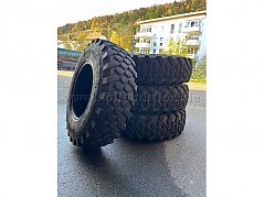 von der Seite. Alle vier Reifen