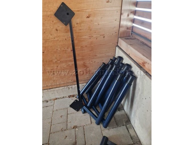 Füße, kopfstehend, Fußenden durch schrauben höhenverstellbar
und Verbindungsstück für mehrere Tischplatten für L-Form