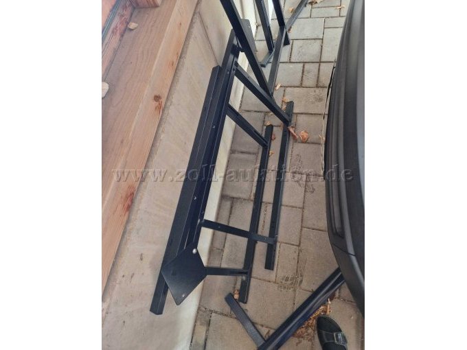 zwei Träger Tischplatten