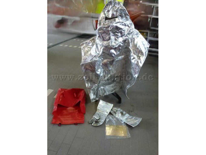 Teilansicht Hitzeschutzausrüstung (Tasche, Poncho, Handschuhe, Hitzeschutzvisier)