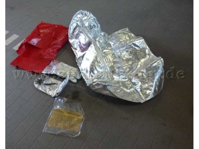 Teilansicht einer Hitzeschutzausrüstung mit Tasche
