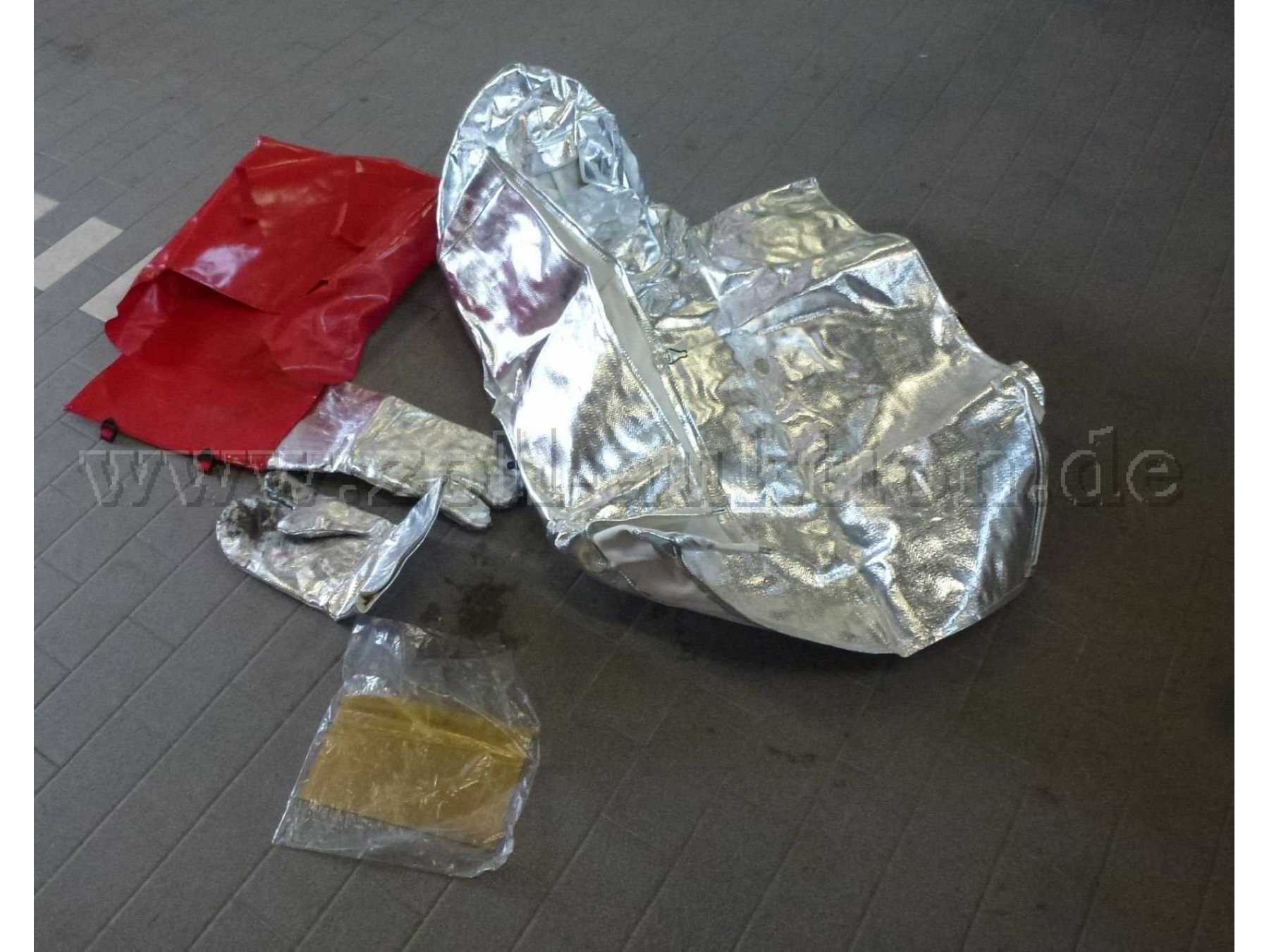 Teilansicht einer Hitzeschutzausrüstung mit Tasche