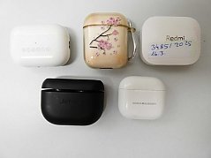 4 In-Ear-Kopfhörer + 1 Ladecase verschiedene Hersteller - Komplettansicht Vorderseite