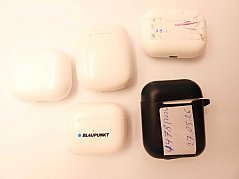 Konvolut aus 4 In-Ear-Kopfhörern mit Ladecase und einem Ladecase ohne Kopfhörer_ Gesamtasnsicht Vorderseite