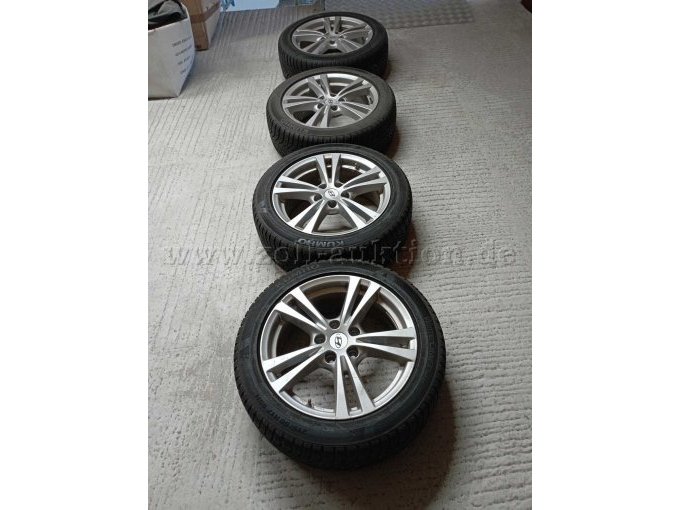 4 Winterreifen von Kumho "Wintercraft WP51" mit Alufelge Hyundai
Die Felgen weisen das Hyundaizeichen auf.