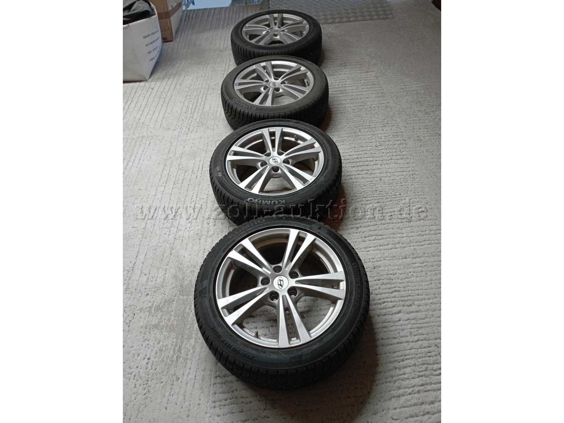 4 Winterreifen von Kumho "Wintercraft WP51" mit Alufelge Hyundai
Die Felgen weisen das Hyundaizeichen auf.