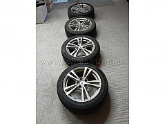4 Winterreifen von Kumho "Wintercraft WP51" mit Alufelge Hyundai
Die Felgen weisen das Hyundaizeichen auf.